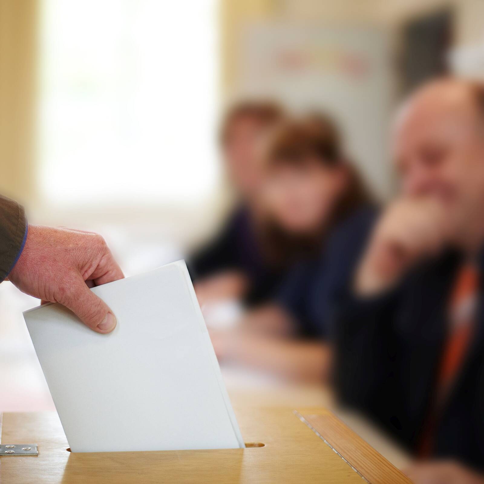 Öffnet die Seite 'Demokratie unter Druck?'